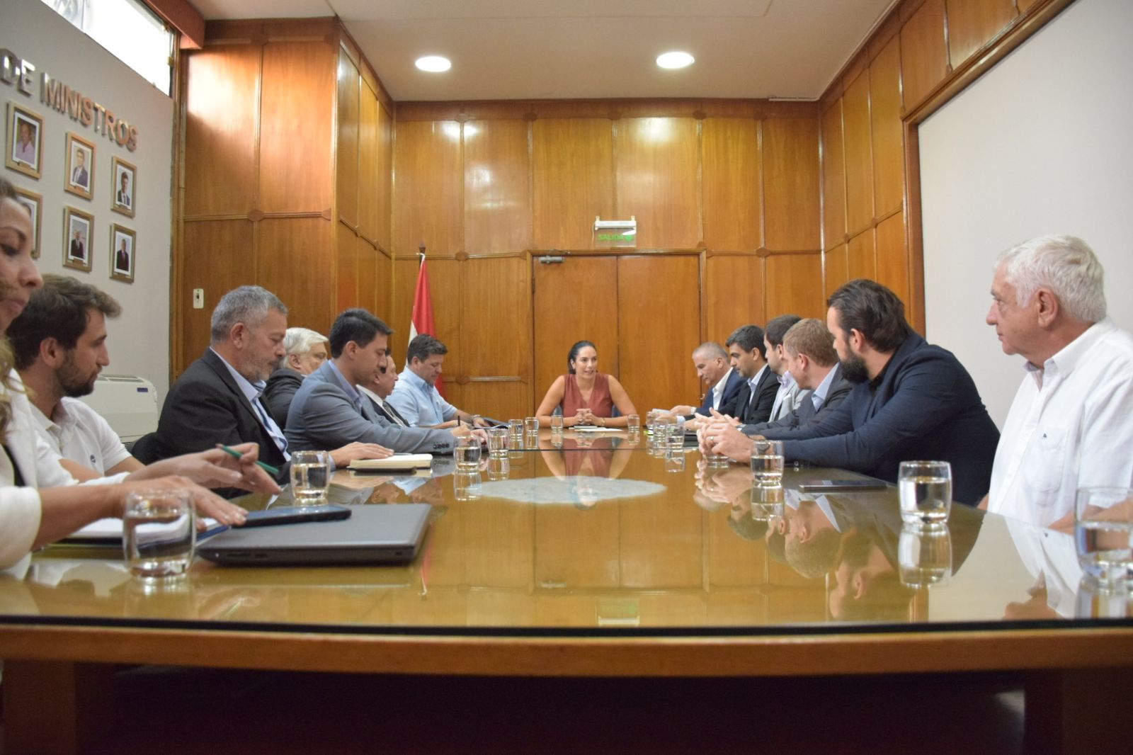 El tiutlar del MIC, Javier Giménez; junto a su par del MOPC, Claudia Centurión, en el encuentro con los representantes de distintos sectores.