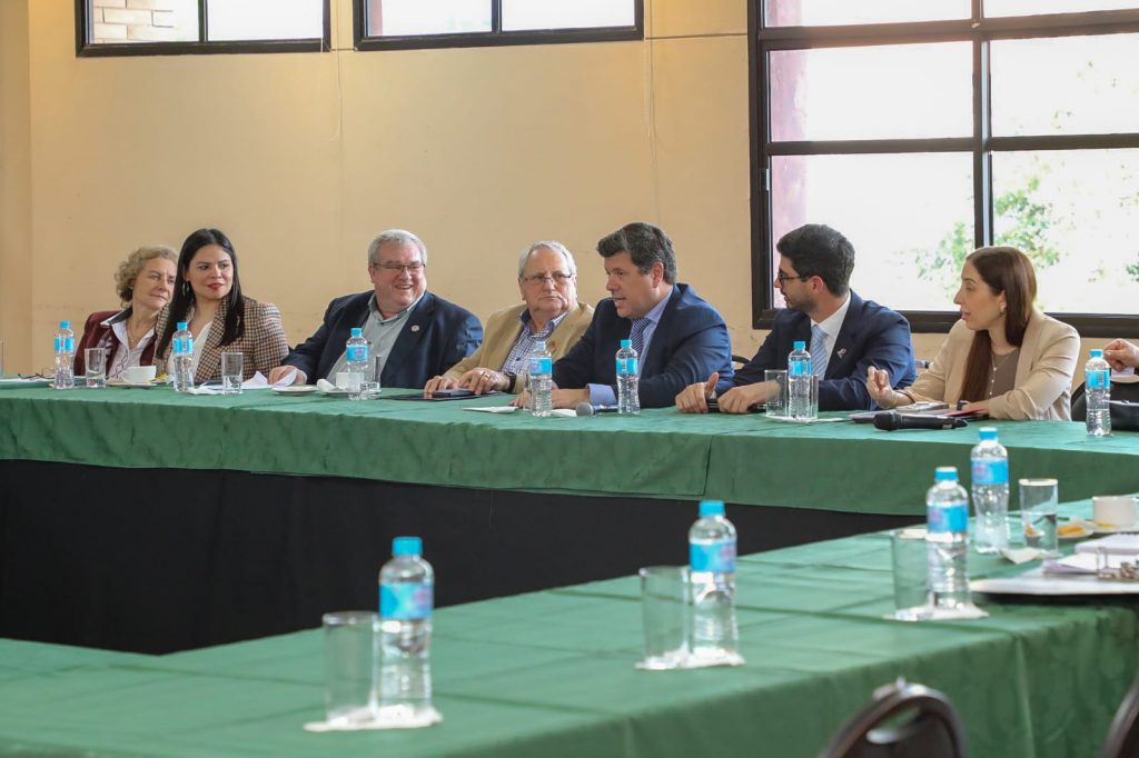 Titular del MIC, Javier Giménez, junto al viceministro de Rediex, Rodrigo Maluff, acompañados de los representantes del Centro Yerbatero.