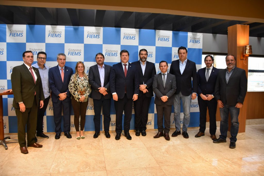 El minsitro del MIC, Javier Giménez, junto a los representantes de la Cámara de Comercio Paraguay-Brasil, en el lanzamiento de la feria en Mato Grosso.